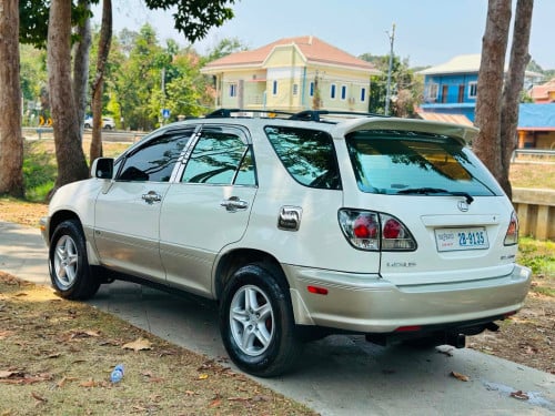 ឡានលក់មួយគ្រឿងLexus RX300សេរីឆ្នាំ2001ប៉ុង1Half Fullឡានសុំណុំតំលៃ13900$ចរចារសំរាប់បងប្អូនរកឡានស្អាត
