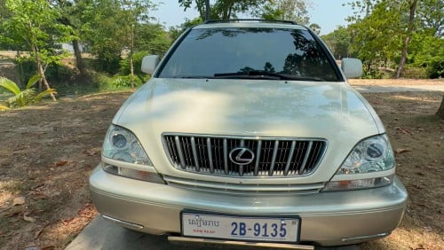 ឡានលក់មួយគ្រឿងLexus RX300សេរីឆ្នាំ2001ប៉ុង1Half Fullឡានសុំណុំតំលៃ13900$ចរចារសំរាប់បងប្អូនរកឡានស្អាត