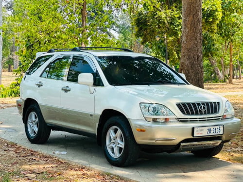 ឡានលក់មួយគ្រឿងLexus RX300សេរីឆ្នាំ2001ប៉ុង1Half Fullឡានសុំណុំតំលៃ13900$ចរចារសំរាប់បងប្អូនរកឡានស្អាត