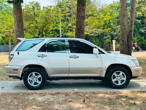 ឡានលក់មួយគ្រឿងLexus RX300សេរីឆ្នាំ2001ប៉ុង1Half Fullឡានសុំណុំតំលៃ13900$ចរចារសំរាប់បងប្អូនរកឡានស្អាត