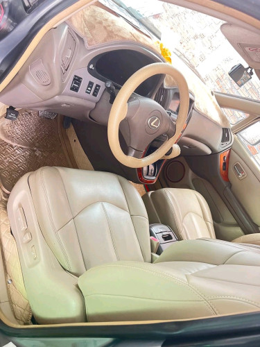 ឡានលក់Lexus RX300 year 2001ប៉ុង1ឡានស្អាតតំលៃ10500$ចរចា0966074444