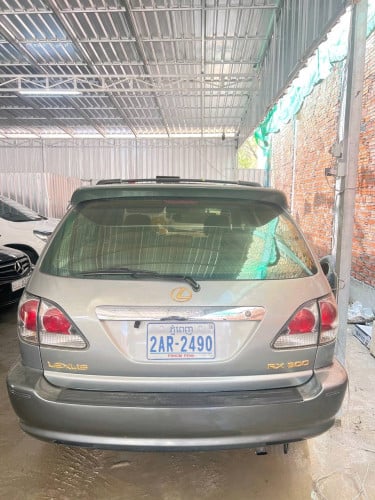 ឡានលក់Lexus RX300 year 2001ប៉ុង1ឡានស្អាតតំលៃ10500$ចរចា0966074444