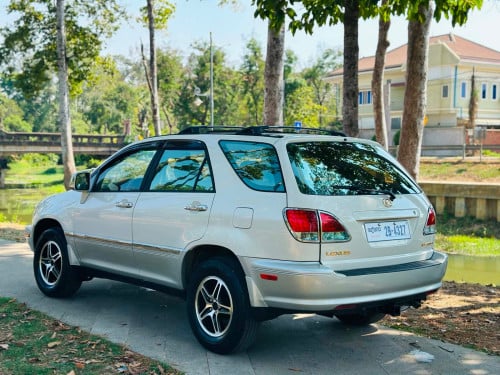 ត្រូវការលក់ឡានមួយគ្រឿងបងប្អូនLexusRX300សេរីឆ្នាំ1999ប៉ុង2លំដាប់មេឡានតំលៃ9500$ធានាជិះហាប់នៅស្ធាតខ្លាំ