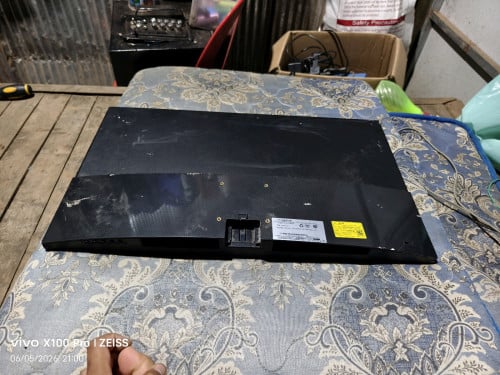 លក់ monitor 27in 100hz នៅស្អាតទាំងអស់ អត់មានខូចខាតអ្វីទេអត់តែជើង