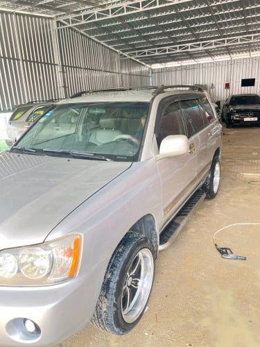 ឡានលក់Toyota Highlander 2002ប៉ុង1ធានាឡានស្អាតតំលៃ13500$ចរចា0966074444