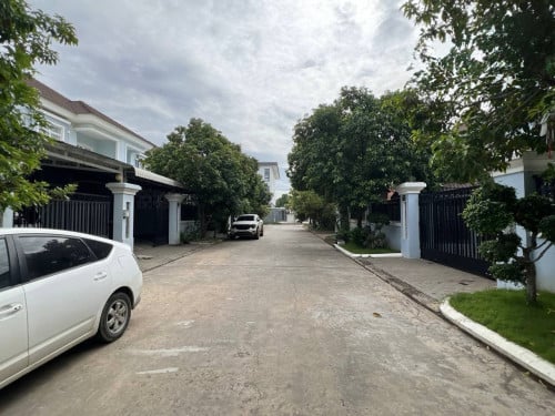 🏡 វីឡាភ្លោះលក់ នៅបុរីអង្គរភ្នំពេញ (ជិតអ៊ីអន 2) – ខណ្ឌសែនសុខ