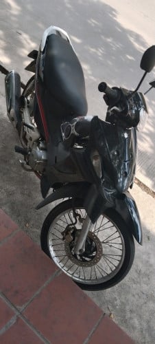 ម៉ូតូស្មាក់ v មានកាតគ្រី