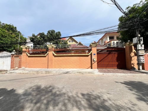 แแแแแแธแกแถแแแแแถแแแแแแแ
แแแแถแแแพแแแแแผแ/ Villa for Sale at Phsar Daeum Thkov.