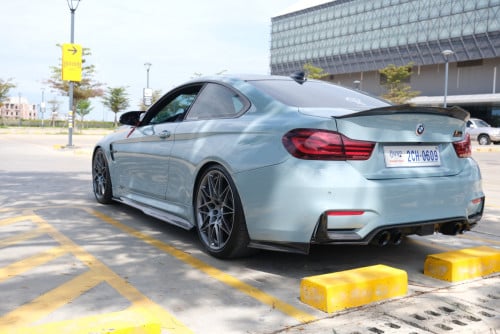 BMW M4 f82 លេងហើយឡានផ្ទាល់ខ្លួន ឡានពណ៍ ស