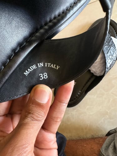 DIOR  original  Made in iTaly  មួយទឹកដូចថ្មី​  លេខ​38 តែពាក់អត់ត្រូវទេ​ 41  42 បានពាក់ត្រូវ