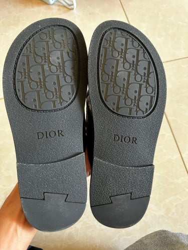 DIOR  original  Made in iTaly  មួយទឹកដូចថ្មី​  លេខ​38 តែពាក់អត់ត្រូវទេ​ 41  42 បានពាក់ត្រូវ