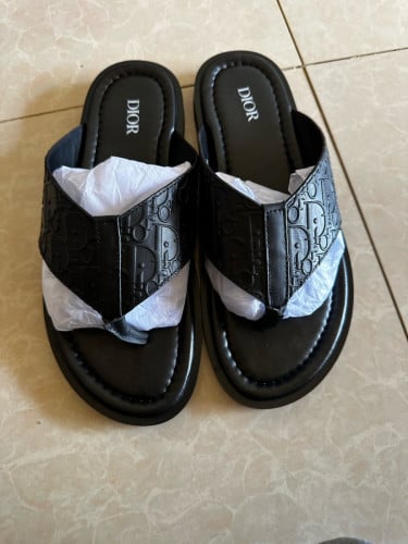 DIOR  original  Made in iTaly  មួយទឹកដូចថ្មី​  លេខ​38 តែពាក់អត់ត្រូវទេ​ 41  42 បានពាក់ត្រូវ