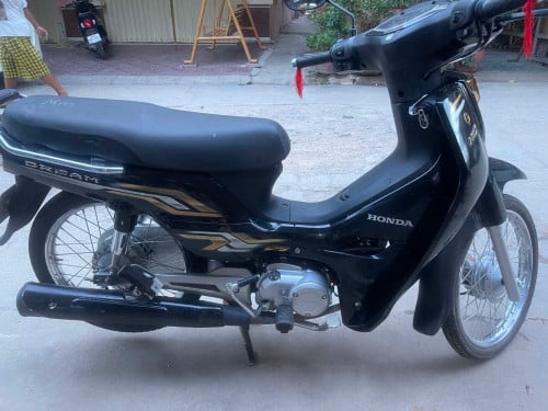 Honda Dream 025នៅស្អាតសាណុំម្ចាស់ដើមលក់1800$