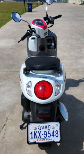 Honda Scoopy110ccមានផ្លាកលេខកាតគ្រីត្រឹមត្រូវលក់តម្លៃចចារបាន 本田 Scoopy 110cc有正确证卡出售中 价格可以谈的