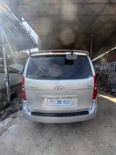 HYUNDAI Starex 2010 For Rent /出租