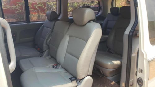 HYUNDAI Starex 2011 For Rent /出租