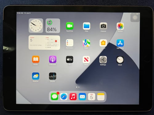 iPad 5 th generation SIM + WiFi 32G 50$