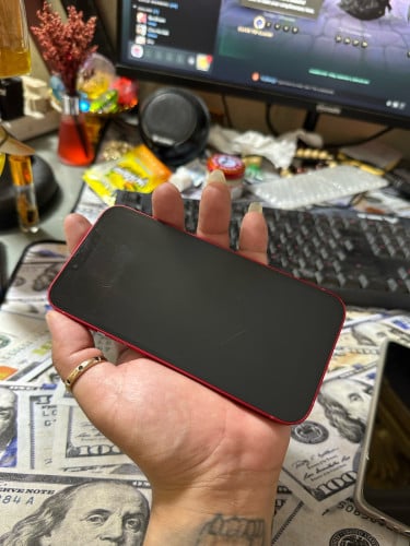 iPhone 13 / 128g / no scan / អេក្រង់ហ្សុីនឆ្កូតកញ្ចក់តិចៗដូចរូប ថ្មកាន់ 85% លក់តំលៃក្រោមទី 195$ ដាច់