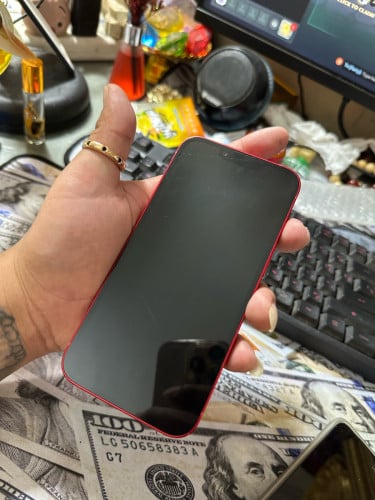 iPhone 13 / 128g / no scan / អេក្រង់ហ្សុីនឆ្កូតកញ្ចក់តិចៗដូចរូប ថ្មកាន់ 85% លក់តំលៃក្រោមទី 195$ ដាច់