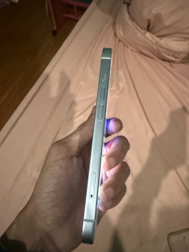 iPhone 15 ស្អាតគ្មានកន្លែងទាស់សាក់ថ្ម 7 ដង