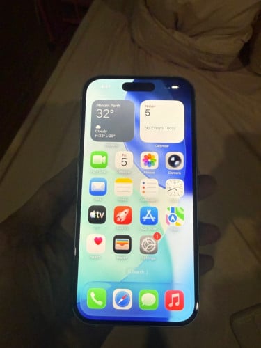 iPhone 15 ស្អាតគ្មានកន្លែងទាស់សាក់ថ្ម 7 ដង