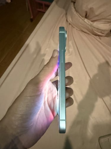 iPhone 15 ស្អាតគ្មានកន្លែងទាស់សាក់ថ្ម 7 ដង