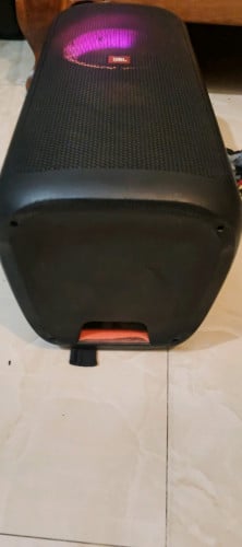jbl party box 300 នៅសានុំថ្មកាន់សំលេងណែន ស្ទើរូប 165$ វៃដូរបាន