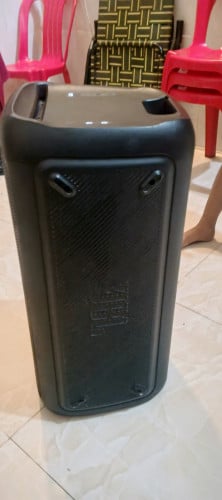 jbl party box 300 នៅសានុំថ្មកាន់សំលេងណែន ស្ទើរូប 165$ វៃដូរបាន