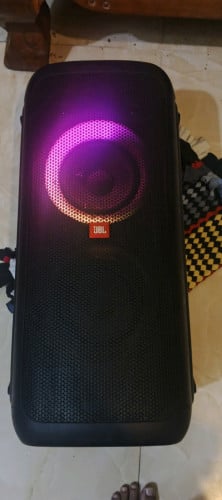 jbl party box 300 នៅសានុំថ្មកាន់សំលេងណែន ស្ទើរូប 165$ វៃដូរបាន