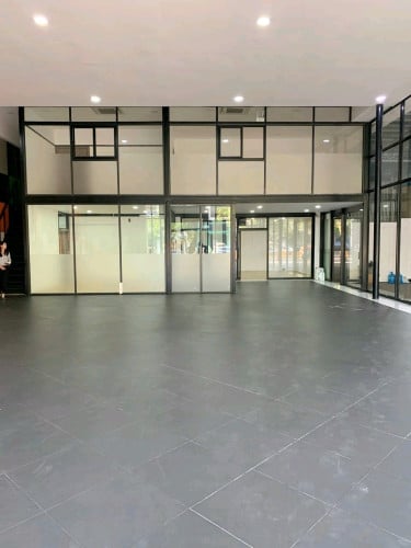 Land / Showroom for Rent :  Ready-to-use garage and office structures already on-site.