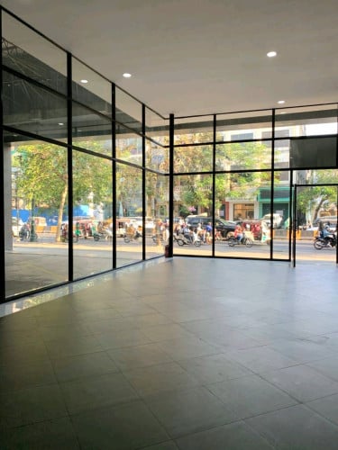 Land / Showroom for Rent :  Ready-to-use garage and office structures already on-site.