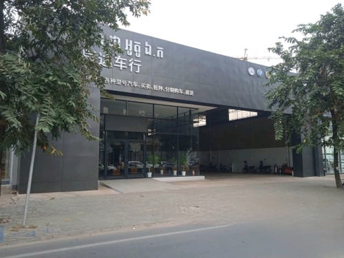 Land / Showroom for Rent : Ready-to-use garage and office structures already on-site.