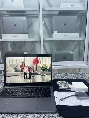 MacBook Pro 2018 13 inch i5 ram8 ssd256 279$