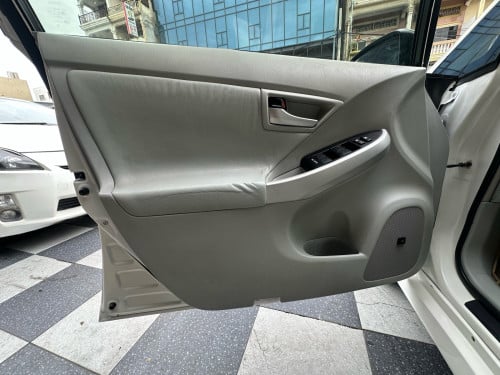 Prius 014 option 4 Delux Solar លឿងក្នុង