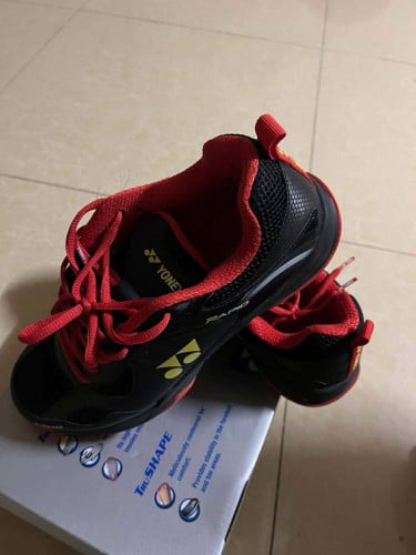 Resell badminton shoes
