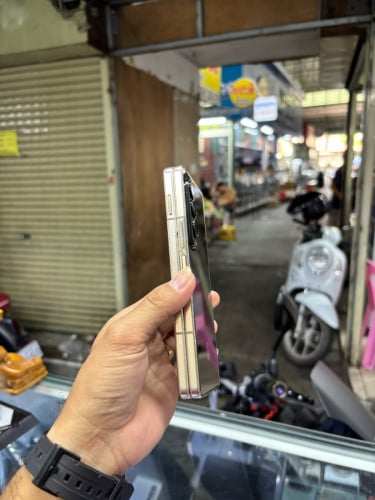 Samsung W23 512G Ram16G Sim2 CH ខូចខាងក្នុងប្រើបានខាងក្រៅ ស្ទើរតួរ