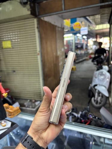 Samsung W23 512G Ram16G Sim2 CH ខូចខាងក្នុងប្រើបានខាងក្រៅ ស្ទើរតួរ