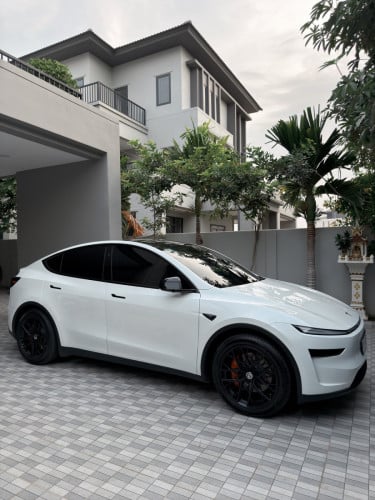 Tesla model Y juniper standard range ឆ្នាំ 2025