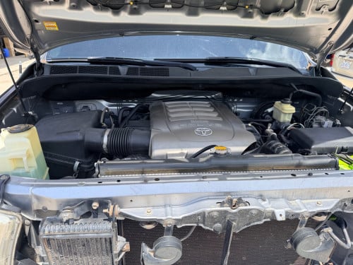 Toyota tundra 2010 platinum full option pong2 auto