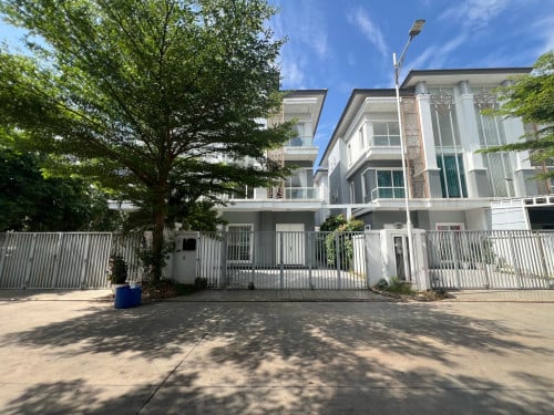 Twin Villa for rent in Borey Varina price 1200$ negotiable full furnish