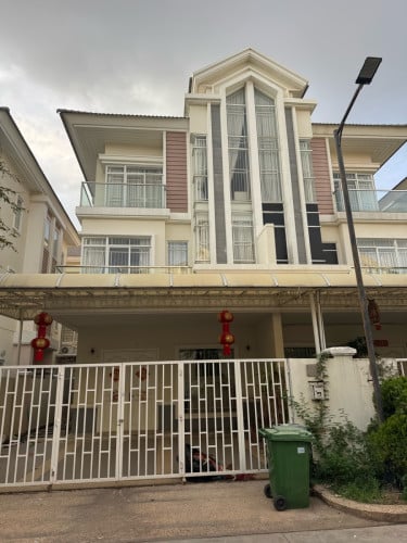 Villa for rent in borey Chip SenSok