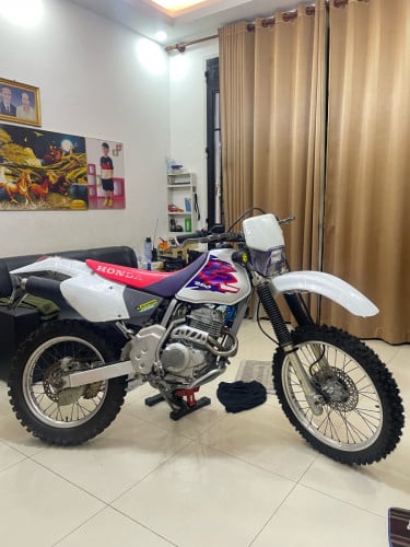 XR250 ឆ្នាំ1995 ម៉ូតូក្រដាសពន្ធ ចង់ដឹកតម្លៃឆាតសួរបានបងៗ ម៉ូតូនៅស្អាតម៉ាសុីនស្ងាត មិនដែលធ្វើថ្នាំ
