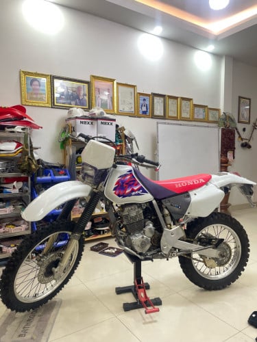 XR250 ឆ្នាំ1995 ម៉ូតូក្រដាសពន្ធ ចង់ដឹកតម្លៃឆាតសួរបានបងៗ ម៉ូតូនៅស្អាតម៉ាសុីនស្ងាត មិនដែលធ្វើថ្នាំ