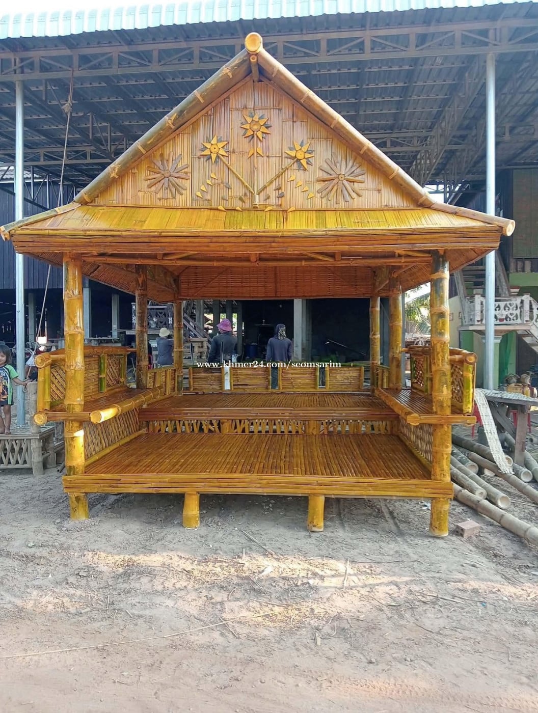 កញ្ចុះឬស្សីពីរជាន់និងប្រក់ដំបូលបីជាន់