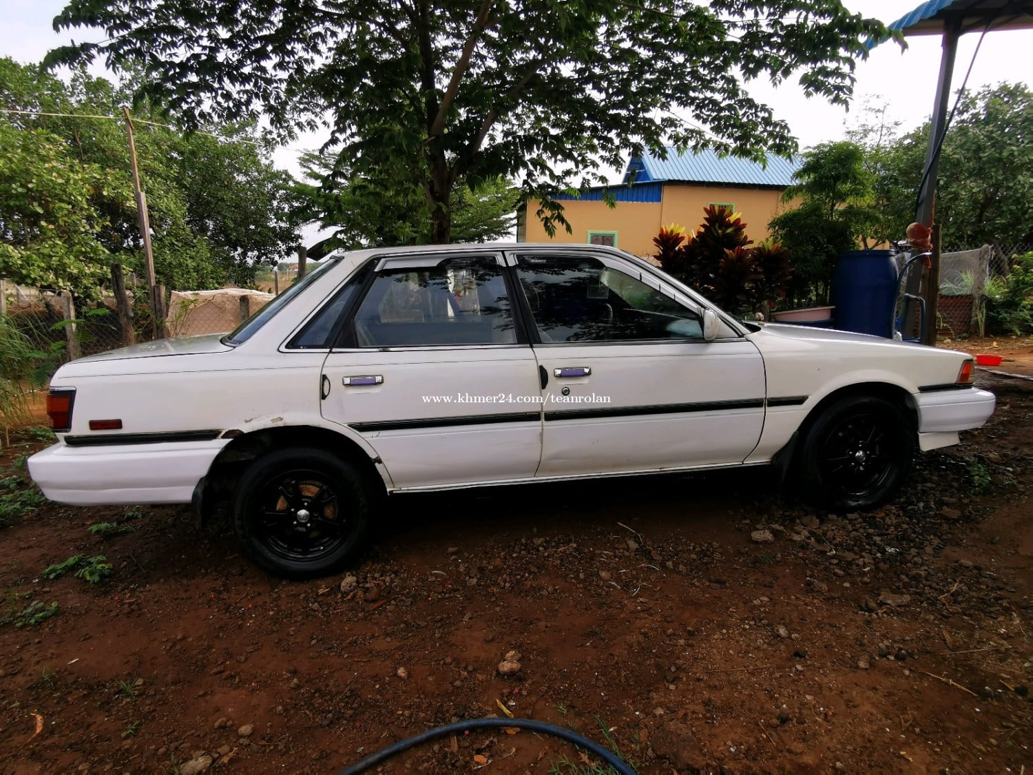 Camry 89 លក់ធូរៗ 1,700$ ឬ វ៉ៃដូរជាមួយឡានផ្សេង