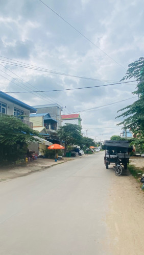 ដីផ្ទះកែងមុខរោងចក្រកាត់ដេរ