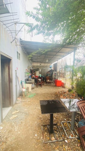 ដីផ្ទះកែងមុខរោងចក្រកាត់ដេរ