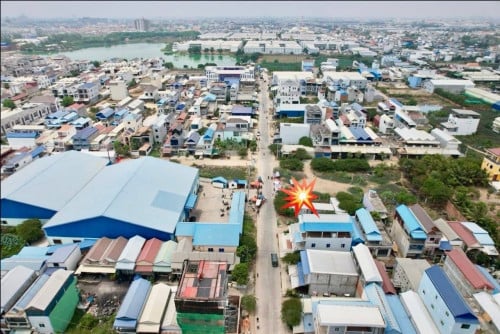 ដីផ្ទះកែងមុខរោងចក្រកាត់ដេរ