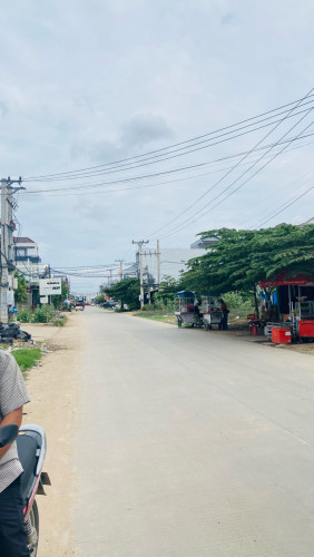 ដីផ្ទះកែងមុខរោងចក្រកាត់ដេរ
