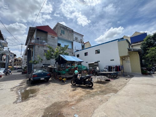 ដីកែងជាប់ផ្សារឈូកមាសសម្រាប់លក់